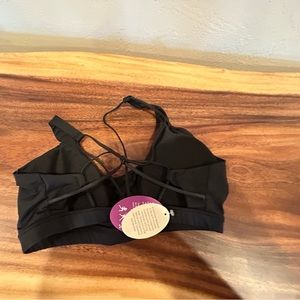 NWT women’s size medium sports bra
